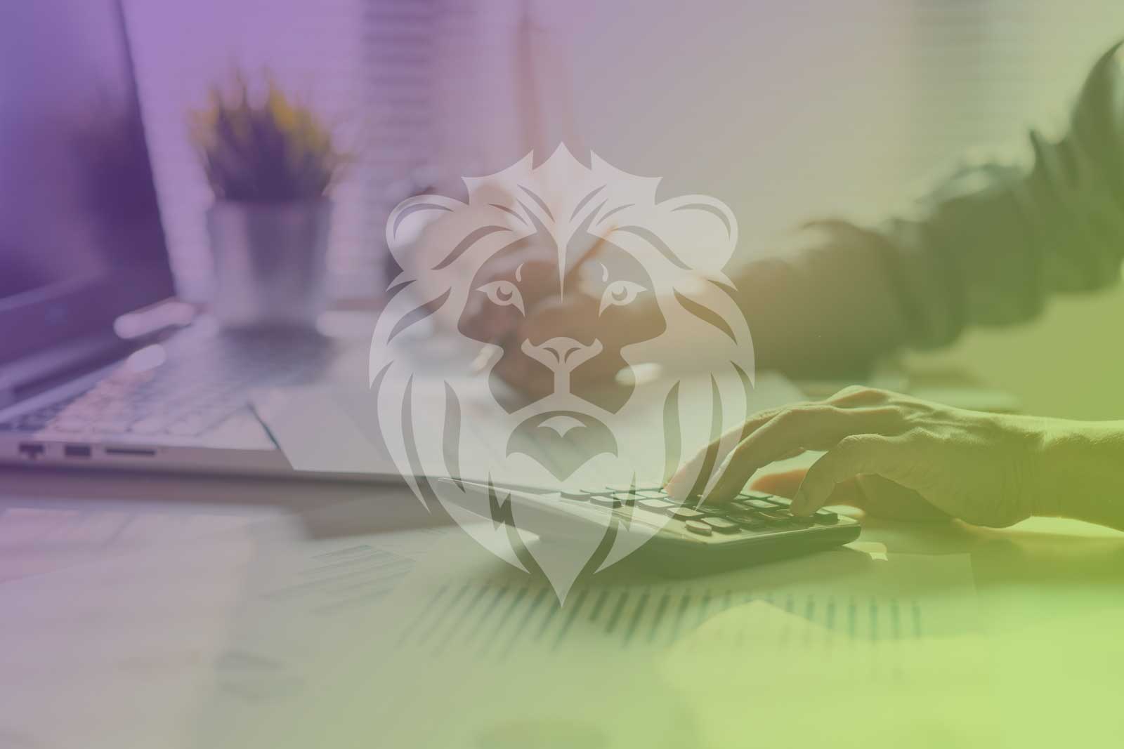 Imagem de uma pessoa fazendo contas em uma calculadora e usando um notebook, com um desenho de leão sobreposto.