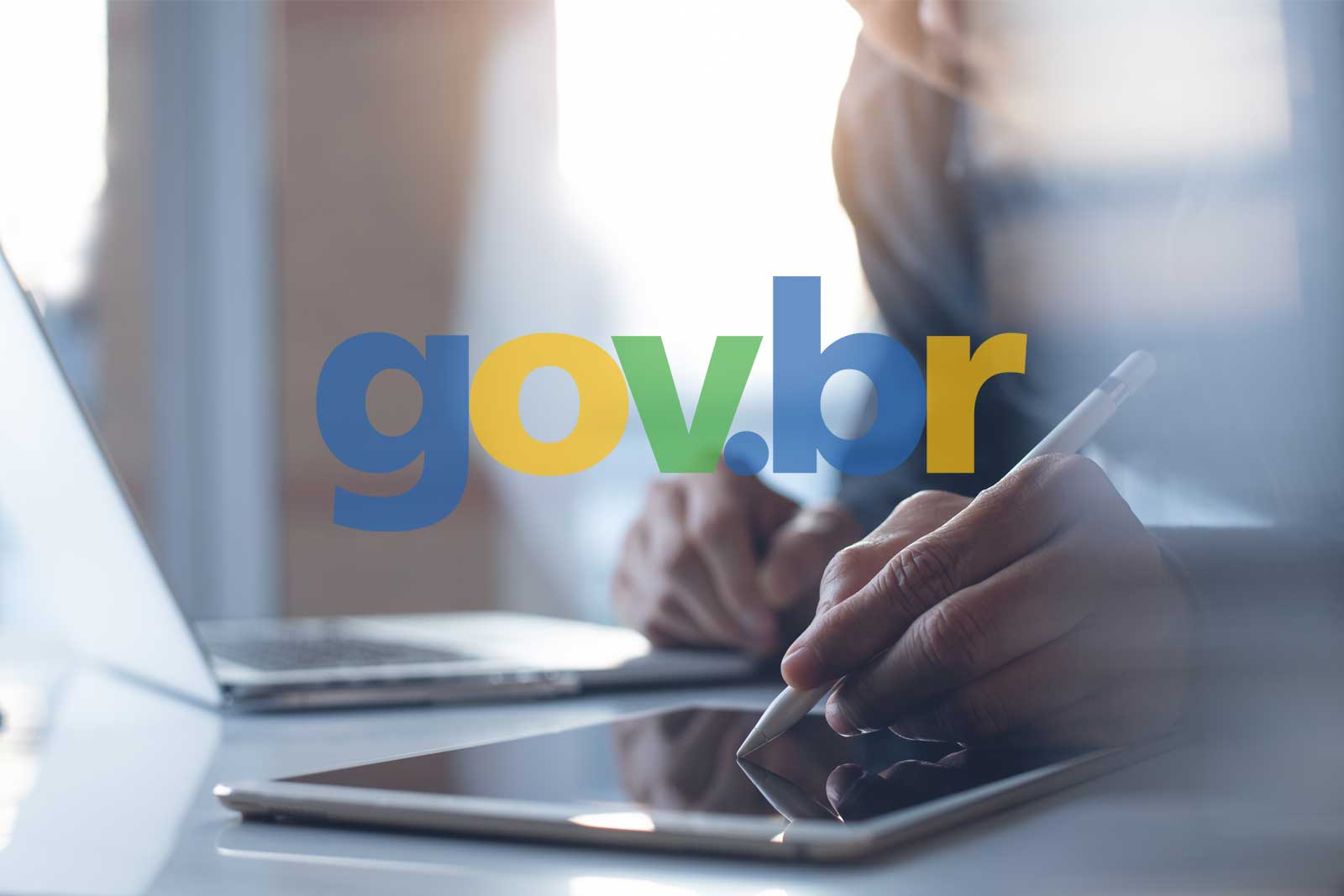 Montagem fotográfica com uma pessoa usando um tablet e o logo do portal gov.br