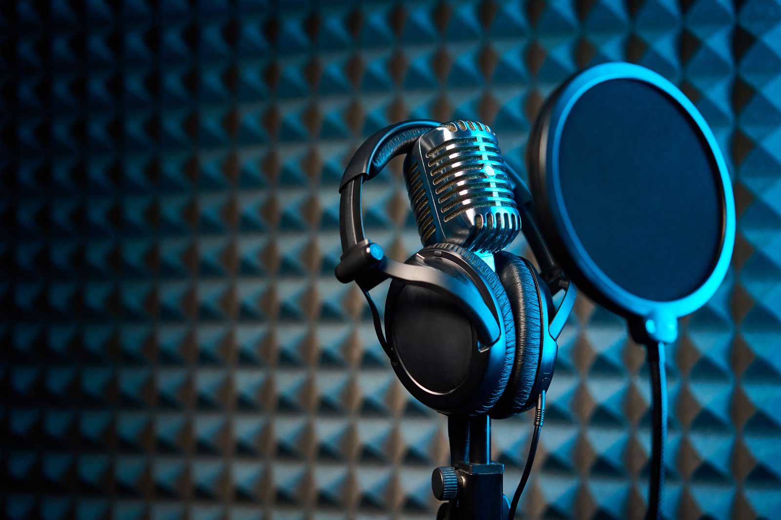 Imagem de um microfone em um estúdio de gravação.